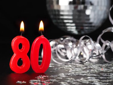 Nr. 80 gösterilen kırmızı mumlar. Doğum günü veya yıldönümü partisi için arka plan.