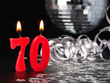 Nr. 70 gösterilen kırmızı mumlar. Doğum günü veya yıldönümü partisi için arka plan.