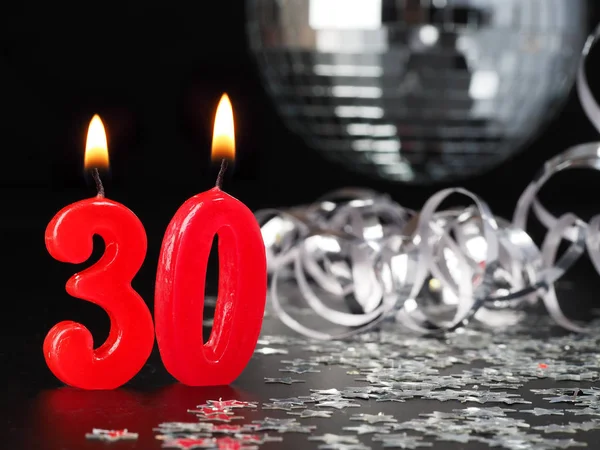 を示す赤い蝋燭 誕生日や記念日のパーティーのための抽象的な背景 — ストック写真