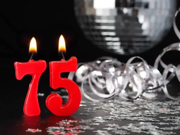 红色蜡烛显示 生日或周年聚会的抽象背景 — 图库照片