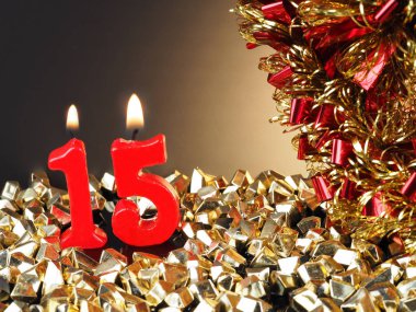 Arka plan doğum günü veya yıldönümü için. Nr. 15 gösterilen kırmızı mumlar