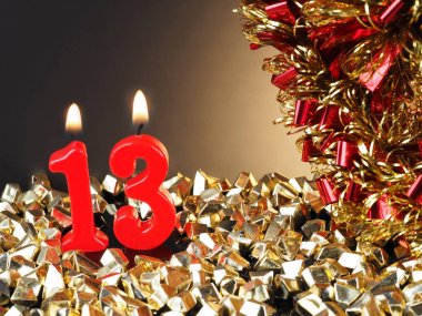 Arka plan doğum günü veya yıldönümü için. Nr. 13 gösterilen kırmızı mumlar