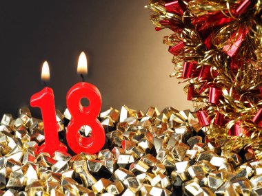 Arka plan doğum günü veya yıldönümü için. Nr. 18 gösterilen kırmızı mumlar