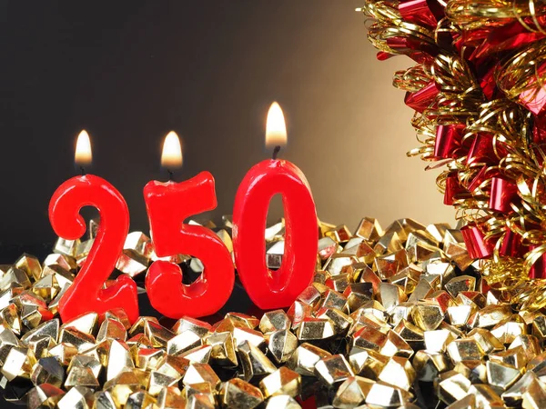 誕生日や記念日のための抽象的な背景 250 を示す赤いキャンドル ストックフォト