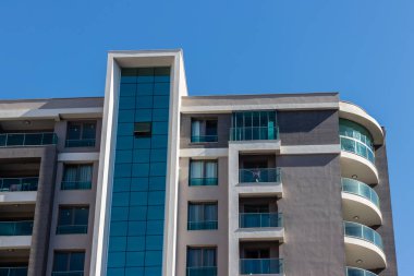 Gri ve beyaz renkli modern bir binanın dış köşe çekimi.