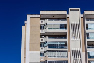 Açık hava perspektifi, kahverengi renkli, uzun ve modern bir bina.