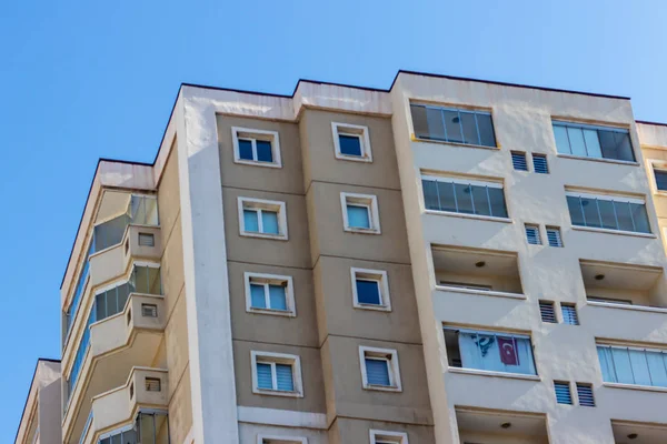 Açık hava perspektifi. Biraz eski bir binaya doğru çekiliyor.