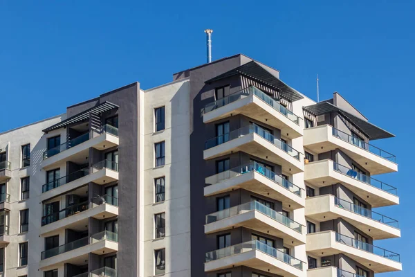 Modern bir binanın köşesine açık bir bakış açısı.