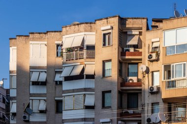 Güneşli ve şatafatlı eski bir apartmanın ön görüntüsü.