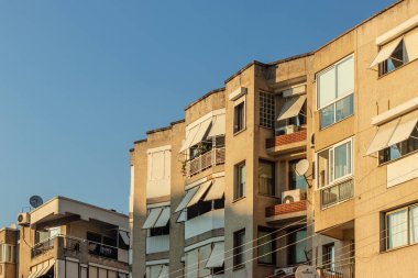 Eski görünümlü bir apartmanın köşesine bir perspektif çekimi