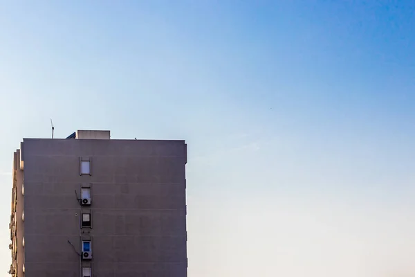 Une prise de vue architecturale lointaine d'un bâtiment avec un ciel clair comme — Photo