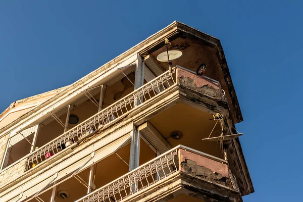 Un angle bas vers le haut tirer à partir d'un vieux bâtiment - beau bal — Photo