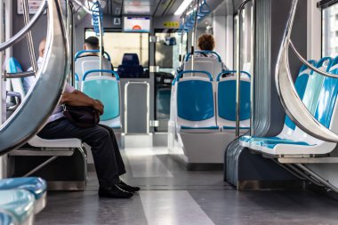 Birkaç kişi ve boş koltuklu bir tramvaydan gizli çekim.