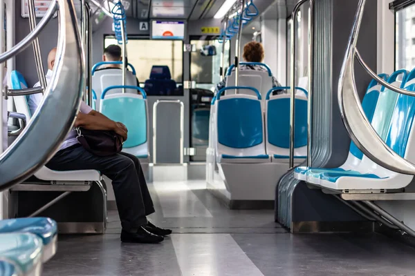 Birkaç kişi ve boş koltuklu bir tramvaydan gizli çekim.