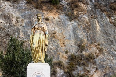 Altın Bakire Meryem heykelinden geniş bir atış - detaylı ve güzel 