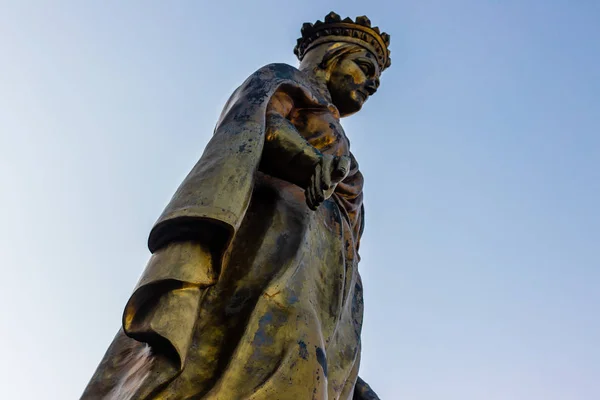 Гарний вигляд знизу до стрілянини з незайманої марійської статуї на ефірі — стокове фото