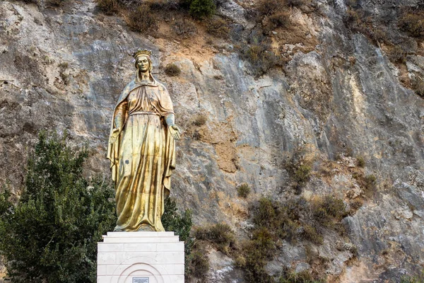 O lovitură largă de la statuia marii virgine aurii - detaliată și frumoasă — Fotografie, imagine de stoc