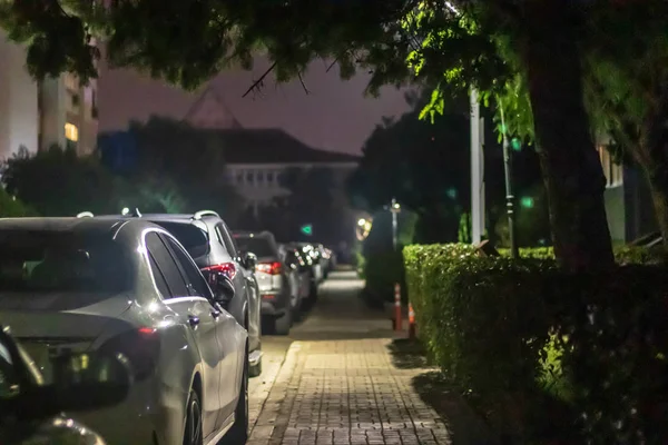 Kaldırımdan güzel görünen dar bir gece çekimi. Çok fazla var. 