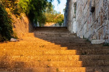 Çok güzel görünümlü pastel renkli çok eski taş merdivenler.