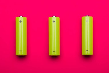 Pembe arka planda sarı yeşil AA alkali piller 