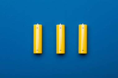 Mavi arkaplanda sarı AA alkali piller 