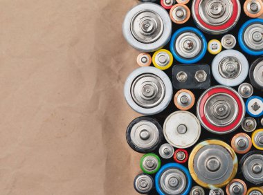 Geri dönüştürülmüş kağıt toksik atık geri dönüşümünde kullanılan Alkali piller 