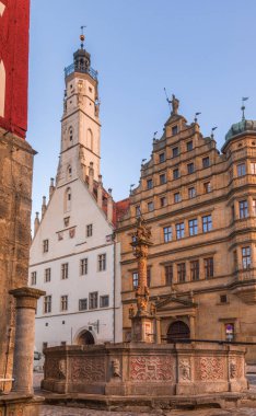 Marktplatz Meydanı 'nda iki Rathaus binası Rothenburg ob der Tau