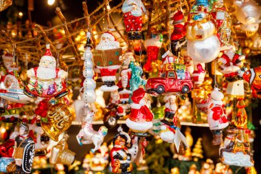 Berlin G 'deki Noel pazarında satılık Noel mücevherleri.