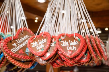 Traditional gingerbread hearts at Christmas market stall in Berl clipart