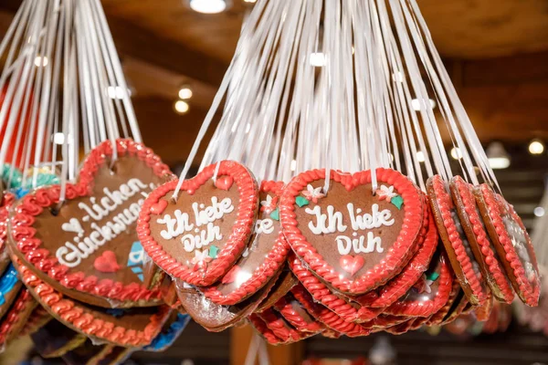 Traditional gingerbread hearts at Christmas market stall in Berl — Stock Photo, Image