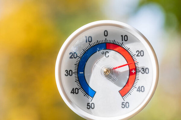 Внешний термометр показывает теплую осеннюю температуру - горячий индийский с