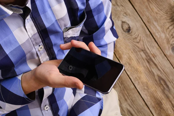 Uomo in possesso di telefono — Foto Stock