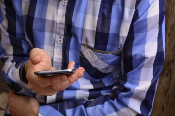 Uomo in possesso di telefono — Foto Stock