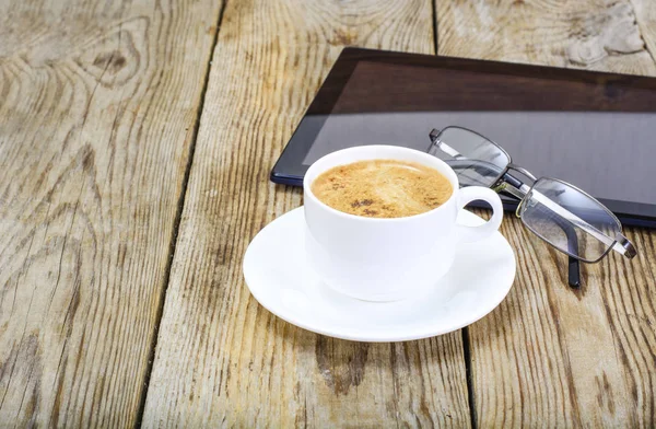 Laptop, coffee and sunglasses — Stock Photo, Image