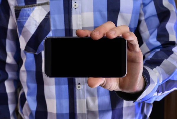 Homem segurando telefone — Fotografia de Stock