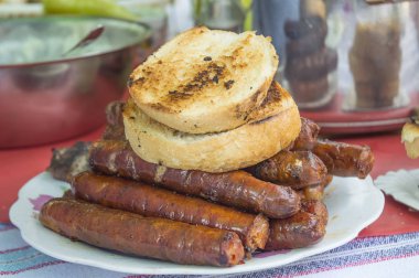 kızarmış ekmek ve ızgara sosis