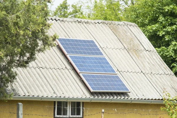 屋顶上的太阳能电池板的老房子 免版税图库图片