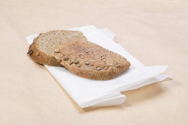 altında natron kağıt ile beyaz pişirme kağıdı üzerinde mayasız ekmek iki dilim