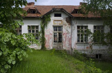 kırsal kesimde terk edilmiş okul