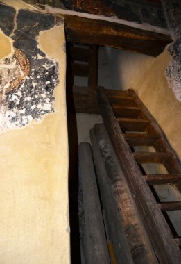 İkinci kat için dar ve dik merdiven