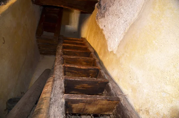 Branta och smala trappor för andra våningen — Stockfoto