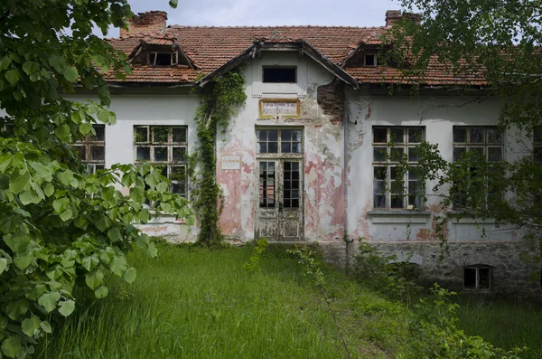 Kırsal kesimde terk edilmiş okul — Stok fotoğraf