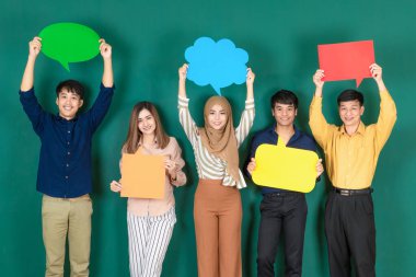 Farklı yaş gruplarının bir arada durması ve metin veya içerik eklemek için farklı şekillerde boş konuşma baloncukları göstermesi. Reklam için fikir ve halka açıklama.