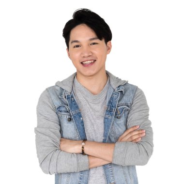 Genç, yakışıklı ve arkadaş canlısı yüzlü adam gülümsemesi, mutlu ve kendine güvenen pozitiflik ile beyaz arka plan stüdyo çekimlerinde kollarını kavuşturmuş. İyi tavırlar için kavram evlat..