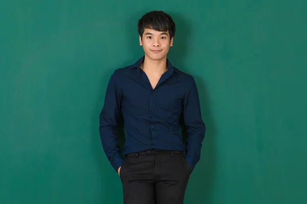 Mladý Hezký Roztomilý Asijský Muž Stojí Tmavě Zelené Zdi Usmívá — Stock fotografie