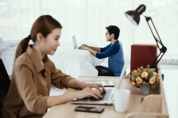Empresário Asiático Usando Notebook Computador Trabalhando Casa Cama Quarto Enquanto — Fotografia de Stock