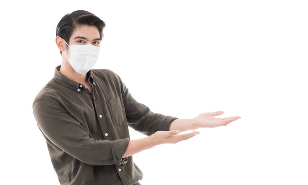 Asiatisk Man Bär Kirurgisk Skyddsmask Poserar Stil Med Reklam Modell — Stockfoto