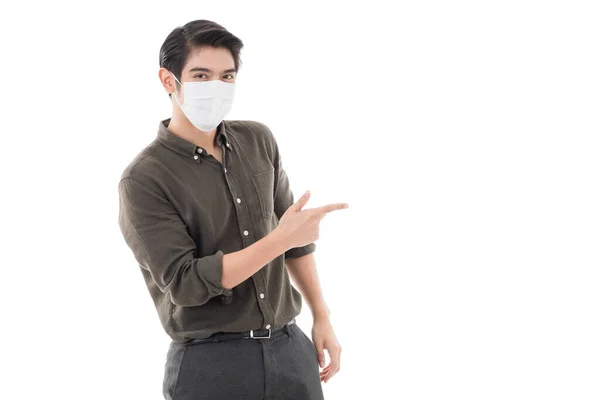 Aziatische Man Het Dragen Van Chirurgische Beschermende Masker Poseert Stijl — Stockfoto