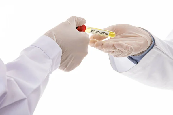 Dvě Ruce Lékařů Nebo Vědců Dodávají Zkumavku Etiketou Vakcíny Schválenou — Stock fotografie