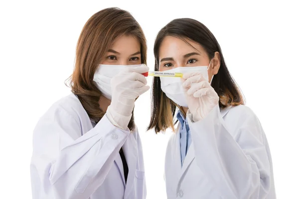 Två Kvinnliga Forskare Som Håller Och Vill Vaccinera Godkänd Tub — Stockfoto